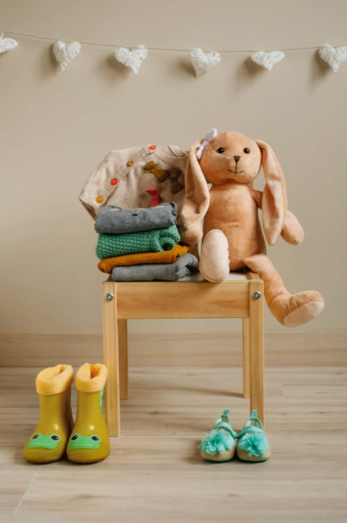 Bodegón con peluche, ropita doblada y zapatitos esperando al bebé