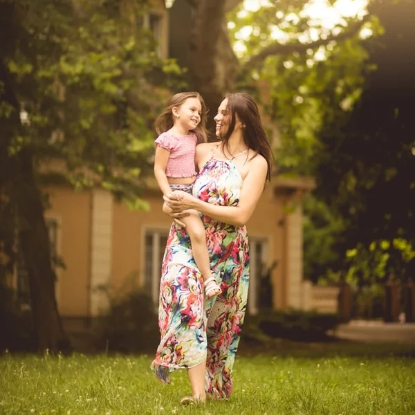 Madre con su hija pequeña en un momento de cariño