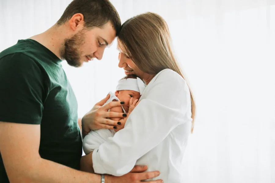 Pareja sosteniendo a su bebé recién nacido